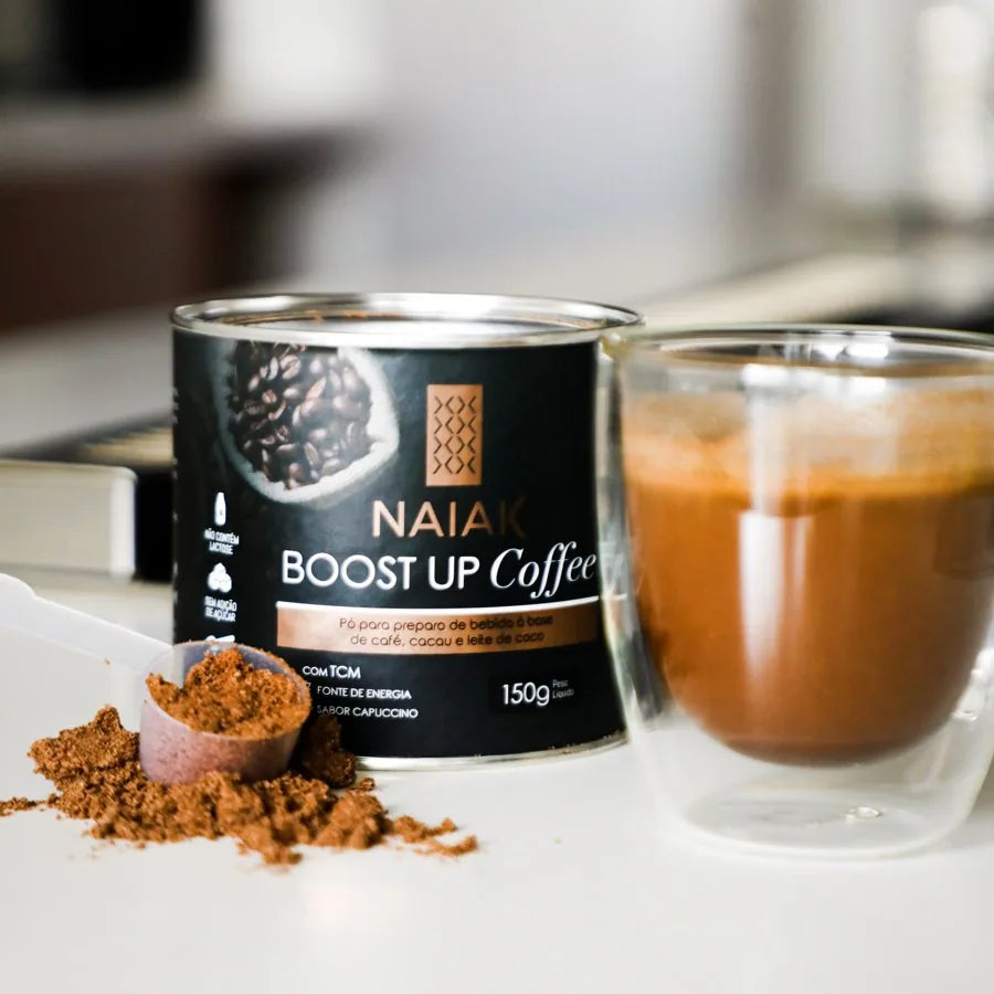 Boost Up Coffee Naiak ao lado de uma xícara de café