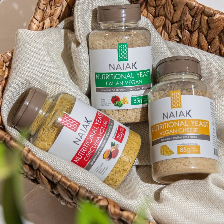 Potes de Nutritional Yeast Naiak em uma cesta