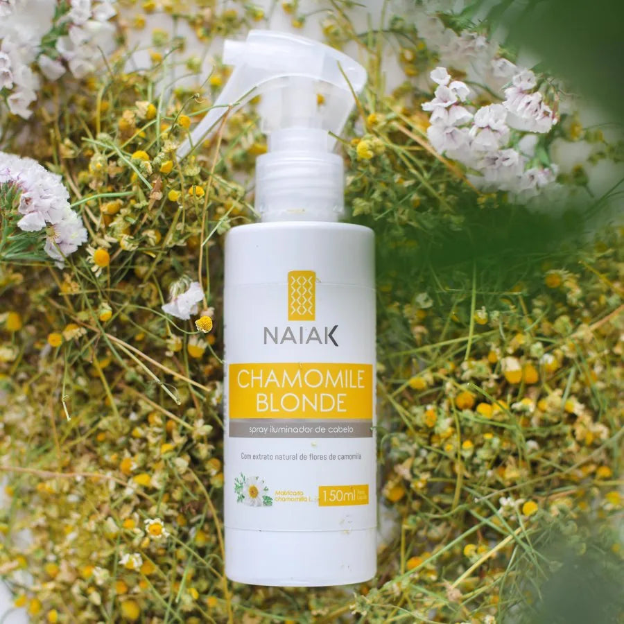 Chamomile Blonde Naiak entre flores de camomila