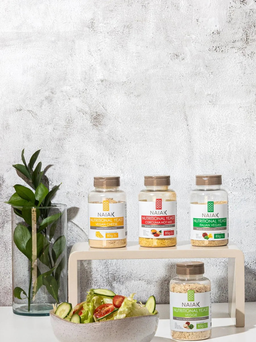 Potes de Nutritional Yeast e temperos Naiak na prateleira
