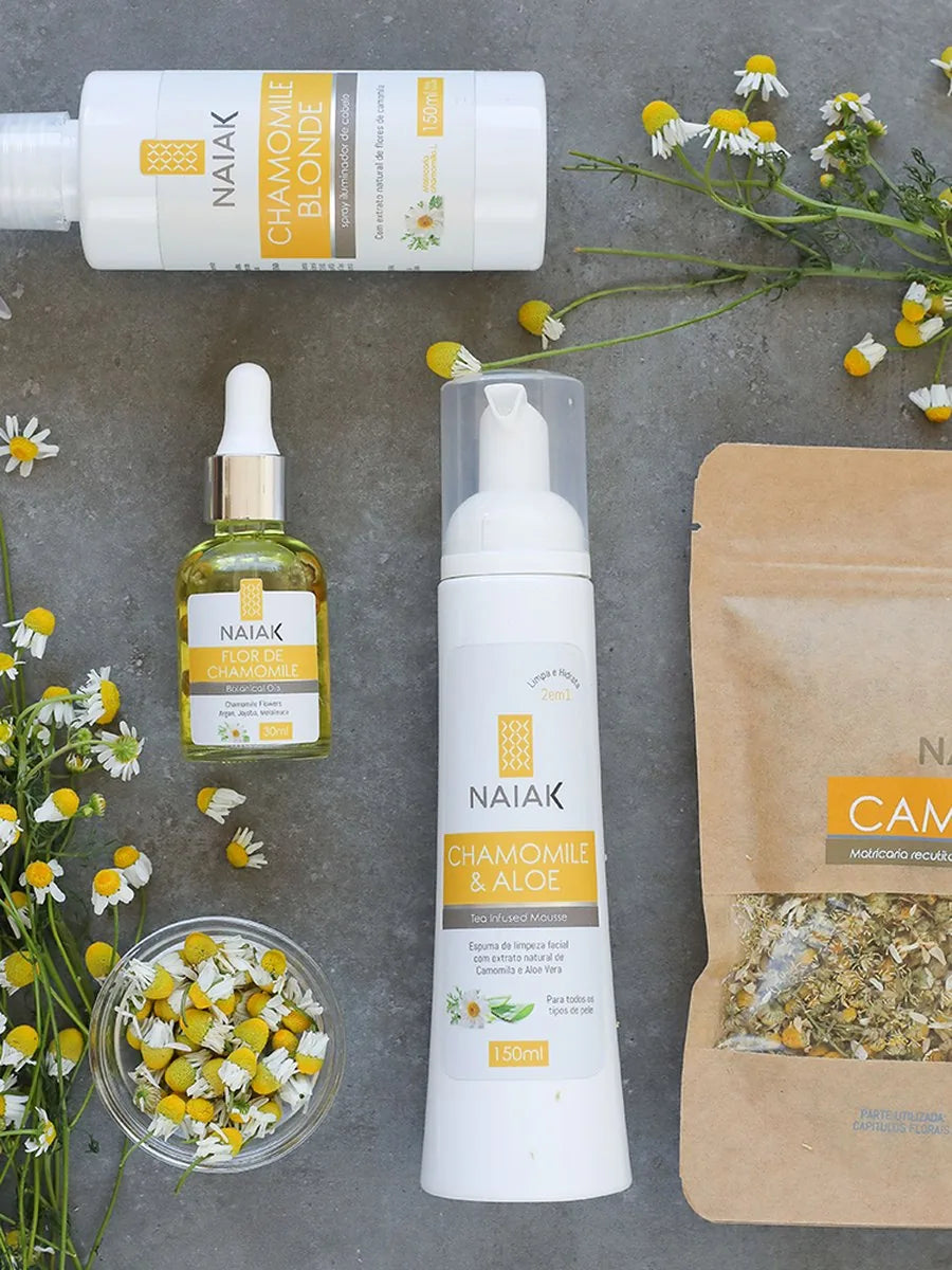Produtos de cuidados com camomila Naiak sobre a bancada