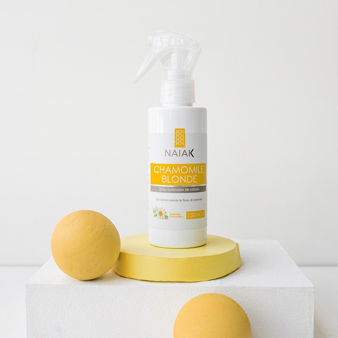 Frasco spray de Chamomile Blonde sobre um suporte amarelo