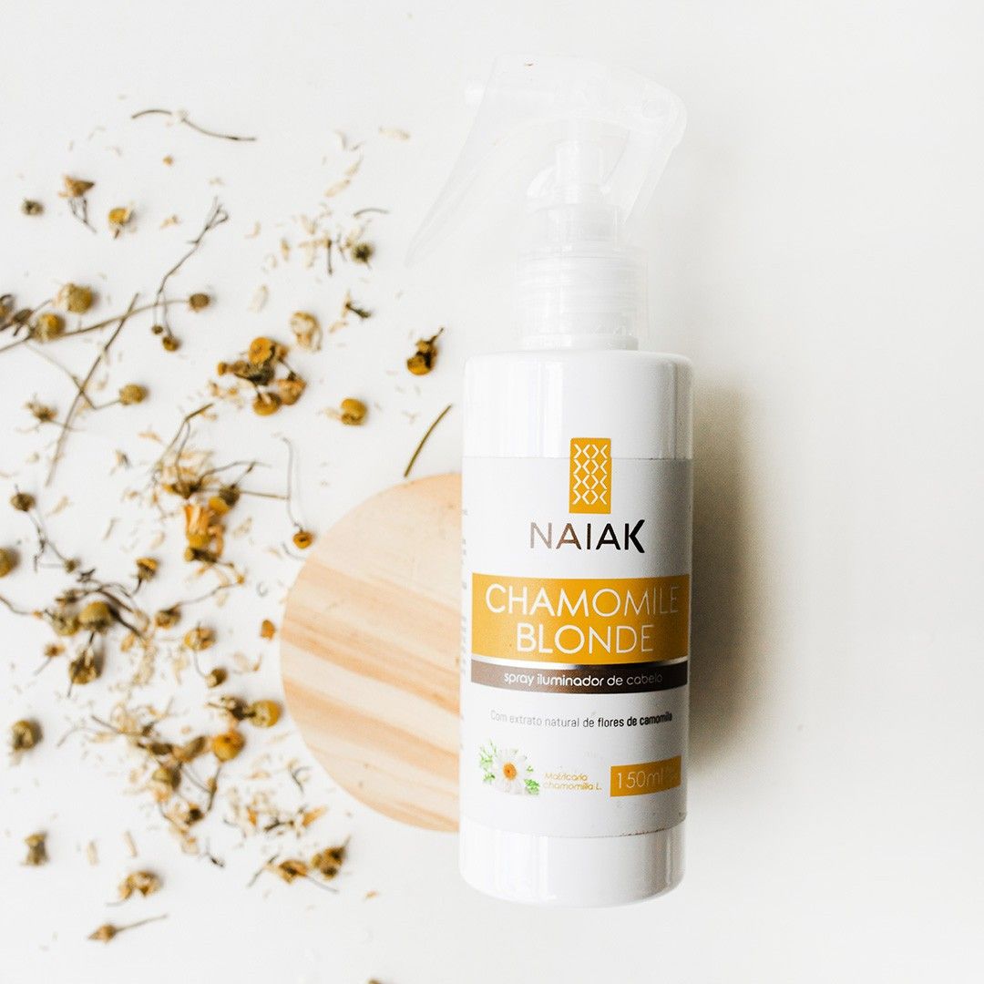 Frasco spray de Chamomile Blonde entre flores de camomila secas