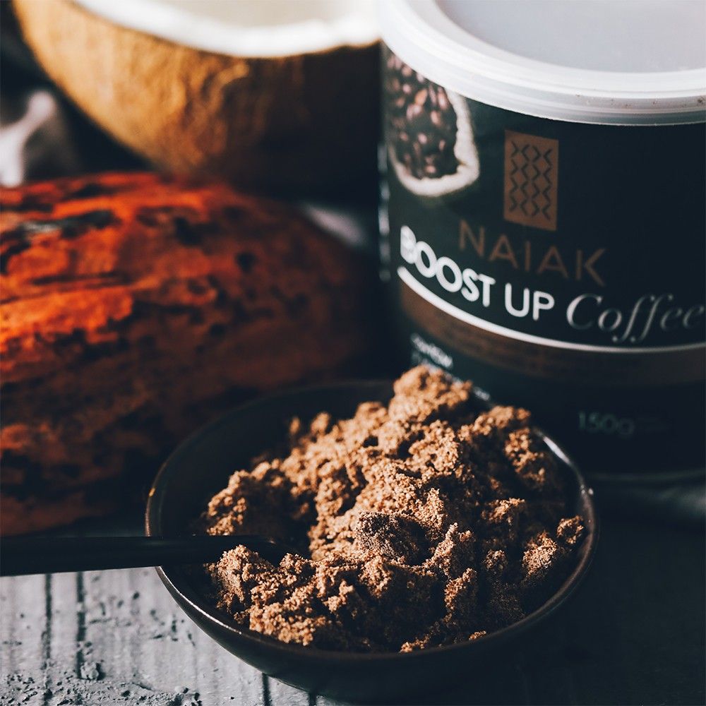 Boost Up Coffee Naiak: pó do Boost Up Coffee em uma tigela, com a lata ao fundo