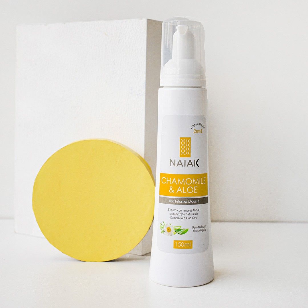 Frasco de Chamomile & Aloe Naiak 150 ml ao lado de um disco amarelo e um bloco branco
