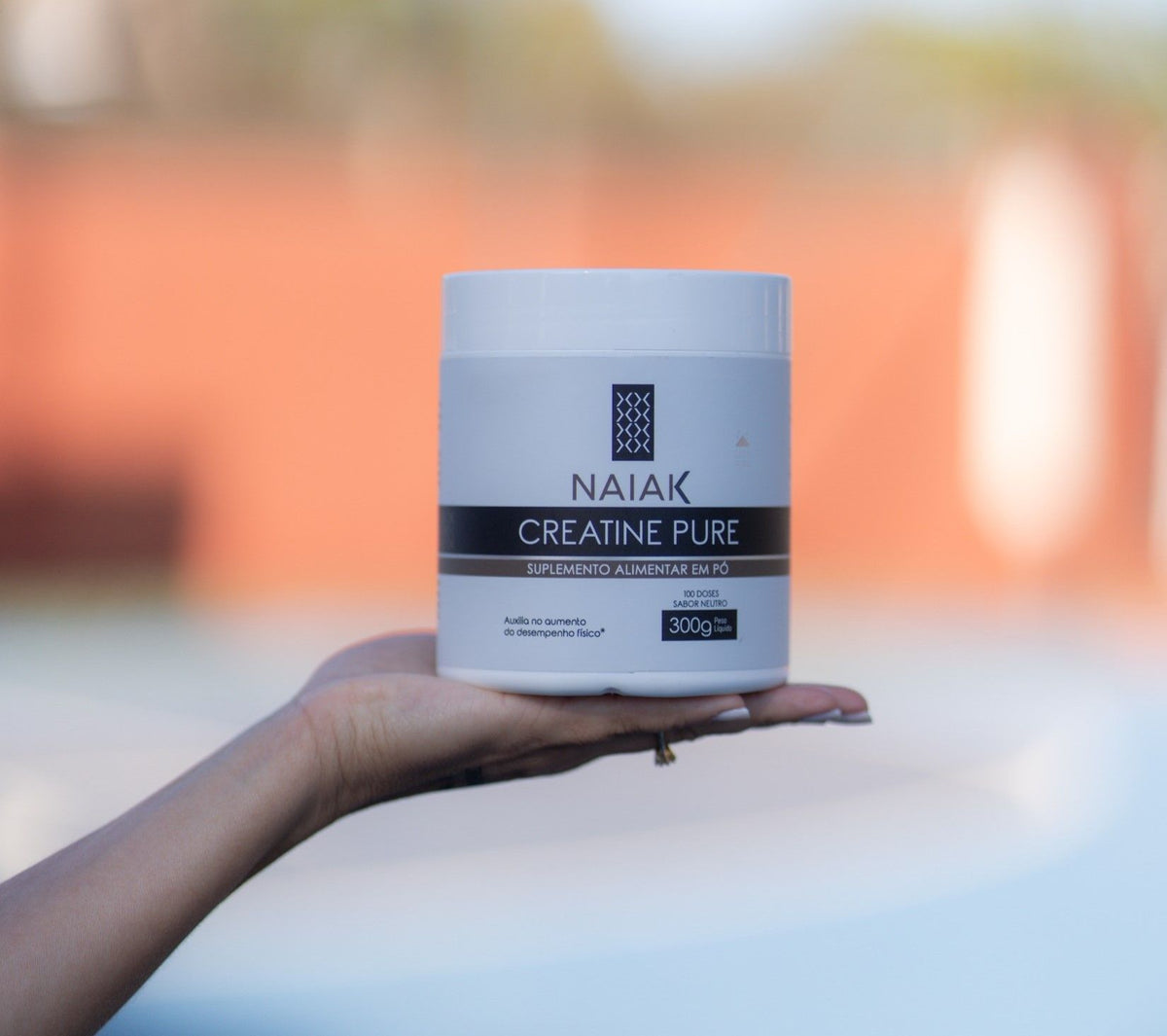 Creatine Pure Naiak: pote de 300 g apoiado na palma da mão