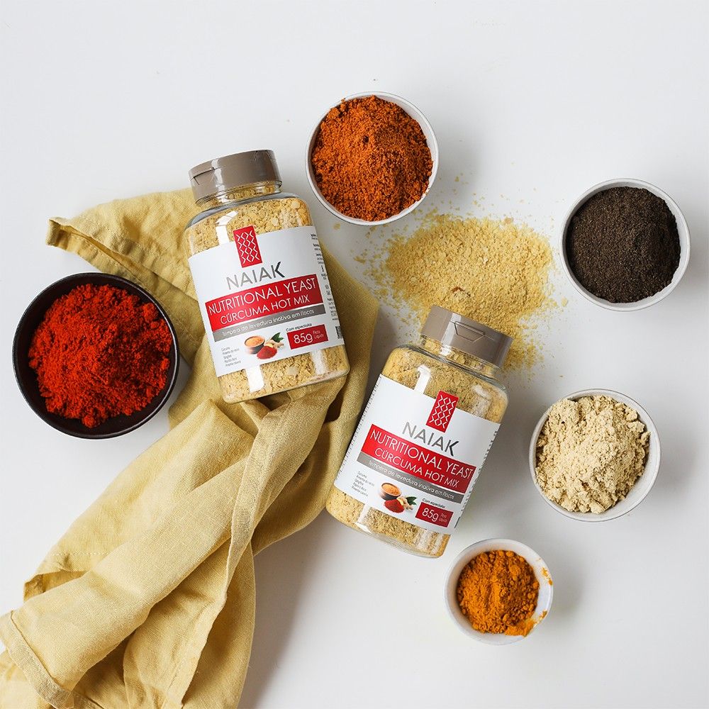 Nutritional Yeast Cúrcuma Hot Mix Naiak: dois potes entre tigelas de especiarias