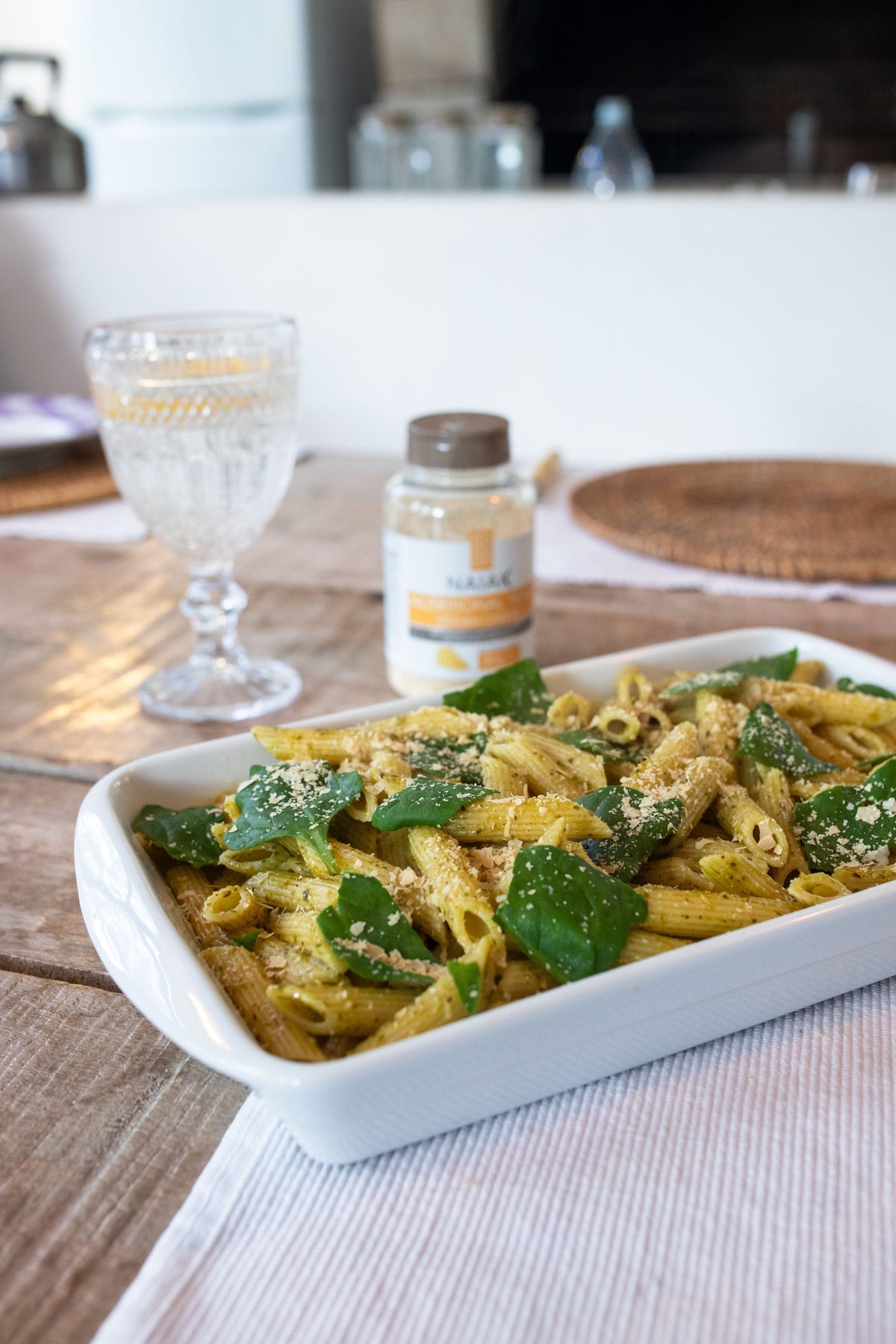Nutritional Yeast Vegan Cheese Naiak: travessa de macarrão com o pote ao fundo