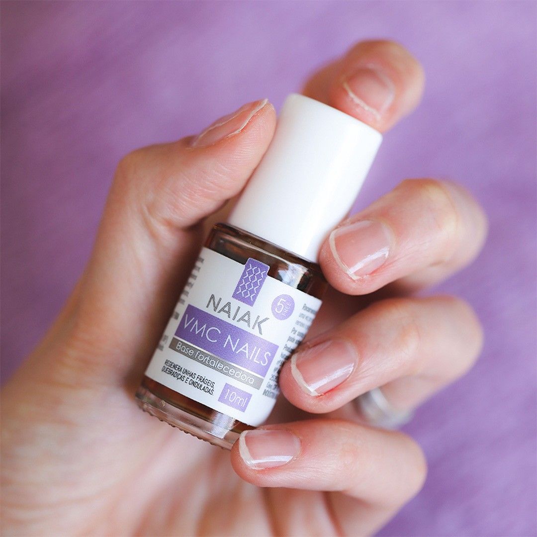 VMC Nails Naiak: mão segurando o frasco de 10 ml